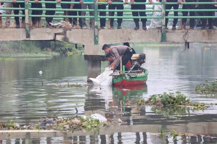 Kapolresta Sidoarjo Kombes Kusumo Wahyu Bintoro menjelaskan, kegiatan bersih-bersih sampah di sungai, mangrove dan sejumlah lokasi sampah lainnya, dilakukan serentak di wilayah Sidoarjo. Ini sebagai wujud kepedulian Polri bersama stake holder terkait pada lingkungan.