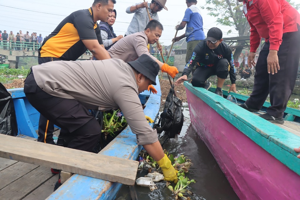 Aksi bersih-bersih sungai yang dipimpin Kapolresta Sidoarjo Kombes Kusumo Wahyu Bintoro itu, berhasil mengumpulkan puluhan kubik sampah sungai ataupun tanaman liar yang mengganggu aliran air sungai Sampah-sampah yang awalnya banyak menumpuk di sejumlah titik di atas sungai, sudah terlihat dibersihkan.