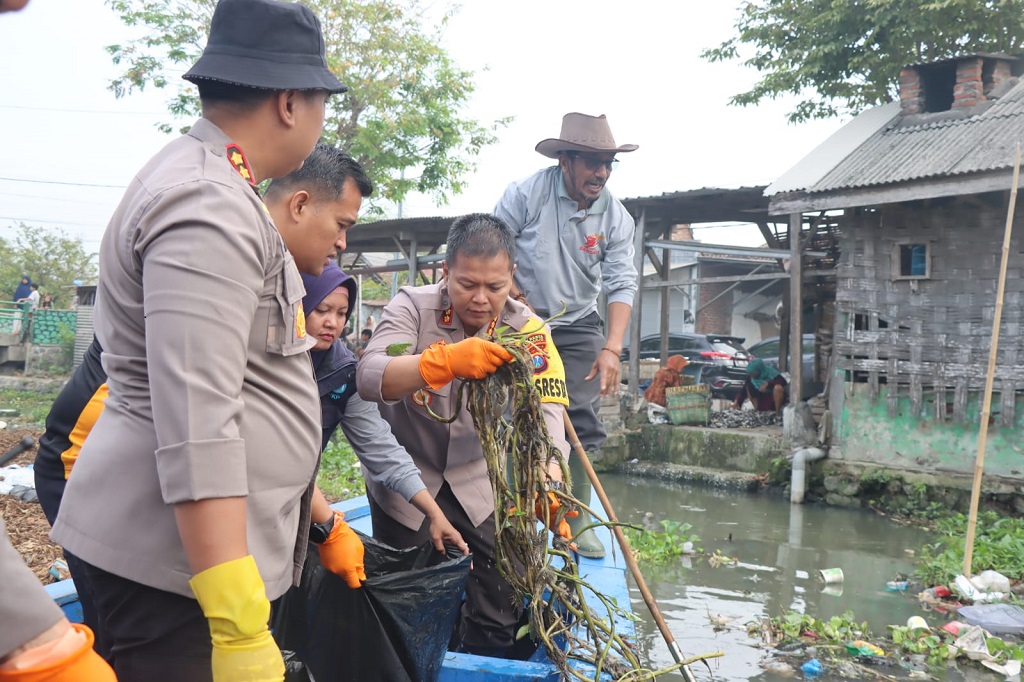 Kegiatan peduli lingkungan tersebut tidak hanya dilakukan di sungai wilayah Desa Penatarsewu. Namun juga dilakukan serentak di sejumlah sungai yang bermuara ke laut. 