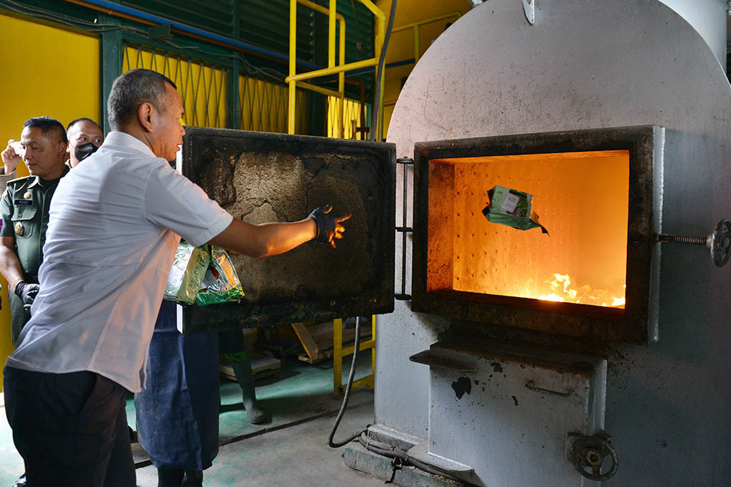 Di samping itu, Jayadi menambahkan pemusnahan barang bukti tersebut merupakan bentuk implementasi Undang-Undang Nomor 35 Tahun 2009 tentang Narkotika.