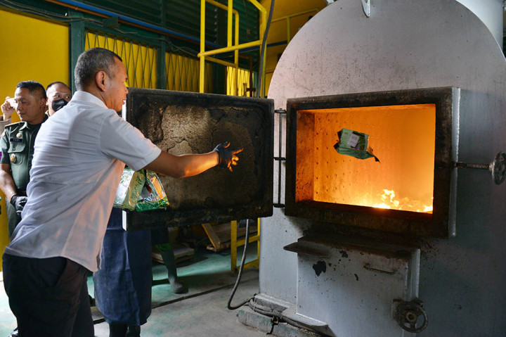 Di samping itu, Jayadi menambahkan pemusnahan barang bukti tersebut merupakan bentuk implementasi Undang-Undang Nomor 35 Tahun 2009 tentang Narkotika.