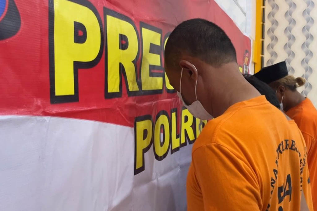 Kasus ini berhasil diungkap atas laporan dari masyarakat adanya aktivitas seorang warga melakukan penggalian tanah mengambil batu bara menggunakan alat berat di jalan Sultan Agung, RT 06, Kecamatan Tanjung Redeb. Atas laporan tersebut, Tim Unit Satreskrim Polres Berau langsung turun ke TKP melakukan pengecheckan dan pemeriksaan. Ketiga pelaku berhasil ditangkap saat sedang melakukan aktivitas menggali batu bara.