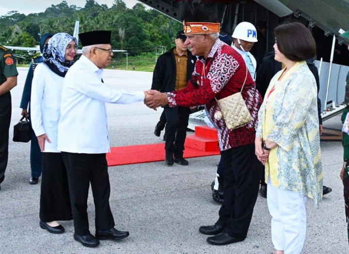 Saat tiba di Fakfak, Wapres disambut oleh Pj. Gubernur Papua Barat Paulus Waterpauw, Pangdam XVIII/Kasuari Mayjen Gabriel Lema, Kapolda Papua Barat Irjen Pol. Daniel Tahu Monang Silitonga, dan Bupati Fakfak Untung Tamsil, diiringi Tarian Sawat Fakfak.