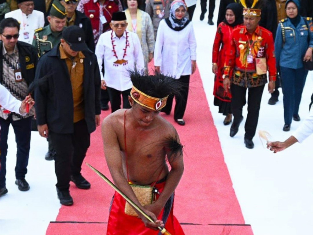 Di area Taman RTH, Wapres juga akan mendengarkan paparan tentang Progres Pembangunan Proyek-proyek Prioritas Kabupaten Fakfak, meninjau produk unggulan turunan tanaman pala, dan menyerahkan bantuan sosial. Rangkaian kunjungan pun akan diakhiri dengan melaksanakan Salat Jumat di Masjid Agung Baitul Makmur. 