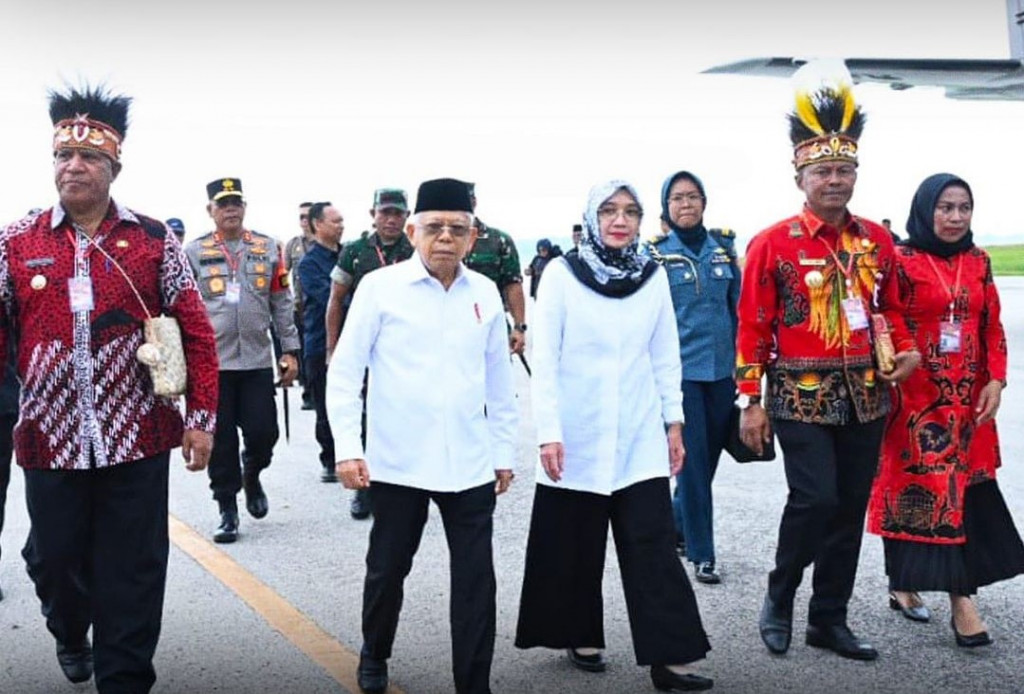 Usai melakukan serangkaian agenda di Kabupaten Nabire, Wapres beserta Ibu Wury Ma’ruf Amin menggunakan Pesawat CN 295 lepas landas dari Nabire Provinsi Papua Tengah menuju Bandar Udara Torea Fakfak, Provinsi Papua Barat, Kamis, 13 Juli 2023.