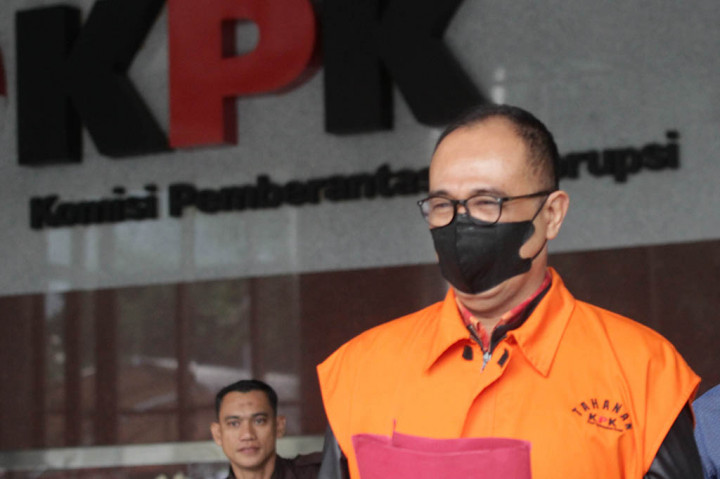 Usai meninggalkan ruang pemeriksaan Rafael langsung dikawal petugas kembali ke rumah tahanan (rutan) KPK.