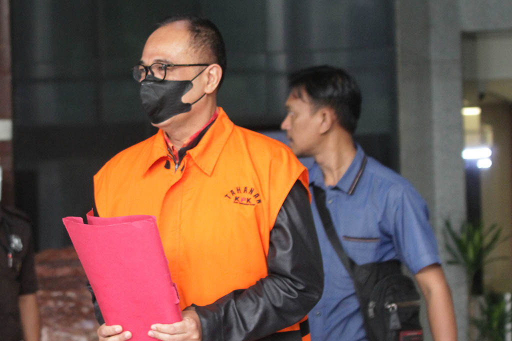 Rafael terlihat meninggalkan ruang pemeriksaan KPK sekitar pukul 15.21 WIB dengan mengenakan rompi oranye bertuliskan 'Tahanan KPK'.
