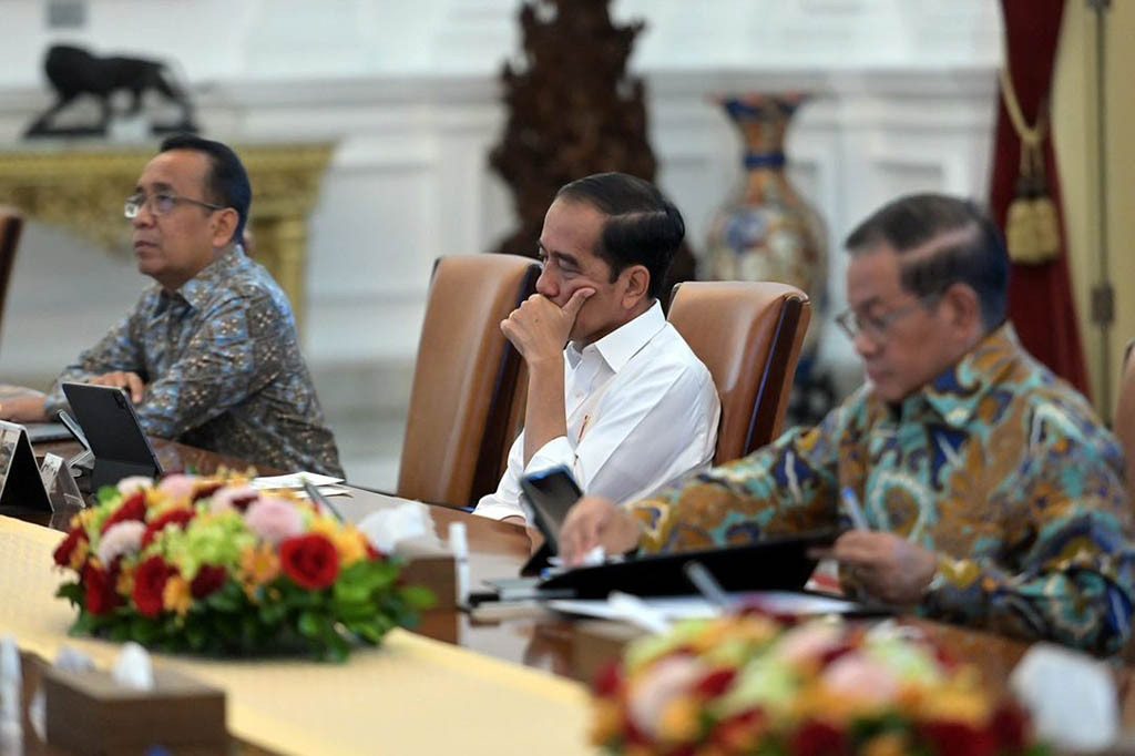 “Tadi kita membahas tentang persiapan FIFA World Cup U-17 dan kami dari Kemenparekraf diberikan tugas untuk penyiapan dari paket-paket wisata maupun juga pameran ekonomi kreatif yang nanti akan menjadi bagian dari tawaran promosi bagi penonton dan juga peserta FIFA World Cup U-17,” ujar Menteri Pariwisata dan Ekonomi Kreatif (Menparekraf) Sandiaga Uno dalam keterangannya di Kompleks Istana Kepresidenan, Jakarta, selepas rapat.