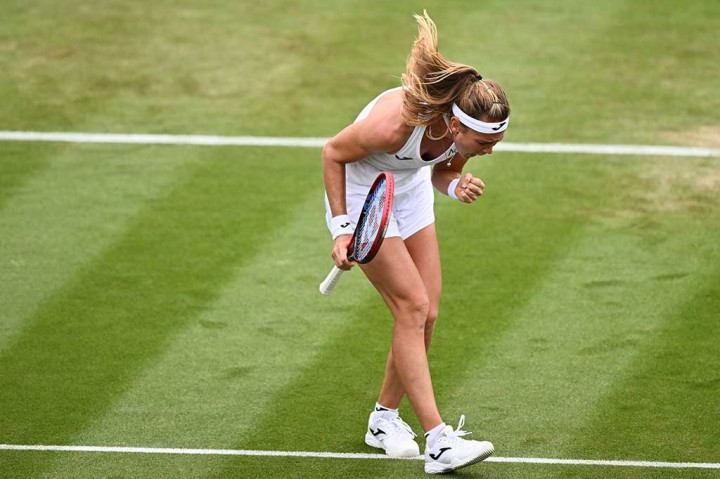 Petenis Ceko Marketa Vondrousova menjadi pemain non-unggulan pertama dalam 60 tahun terakhir yang mencapai final tunggal putri Wimbledon, Kamis, 13 Juli 2023, setelah menghancurkan mimpi petenis Ukraina Elina Svitolina.