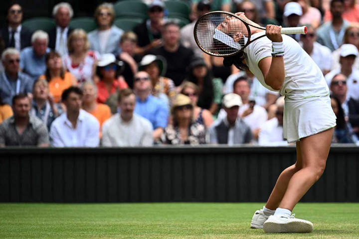 Petenis Tunisia Ons Jabeur mengatasi perlawanan Aryna Sabalenka pada pertandingan semifinal Wimbledon yang berlangsung di Centre Court, All England Lawn Tennis and Croquet Club, London, Kamis, 13 Juli 2023 setempat.