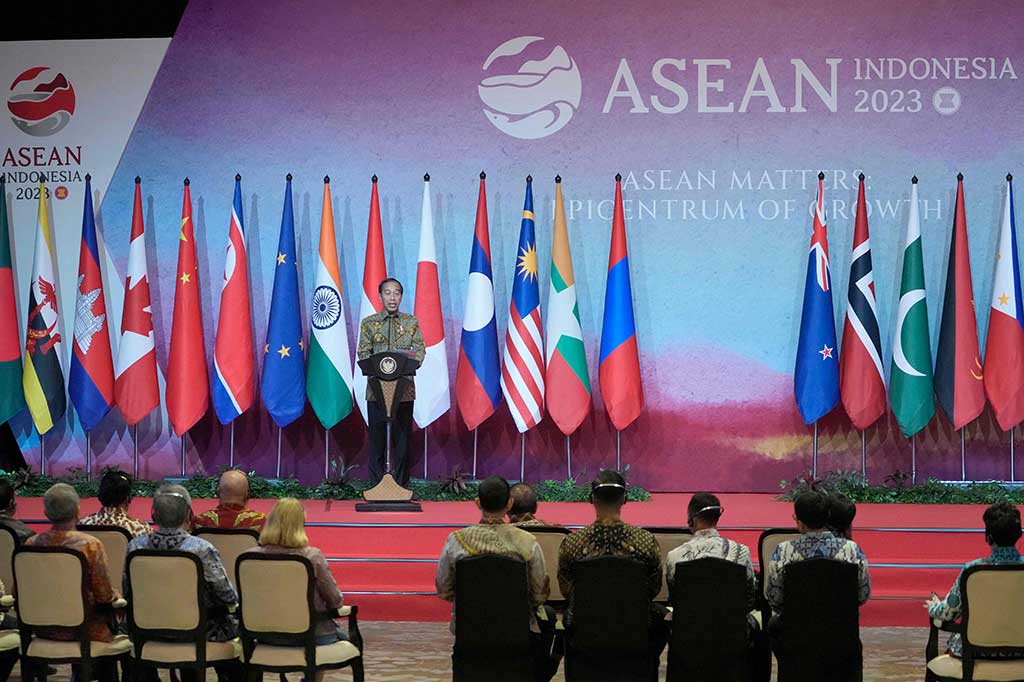 Selain menekankan pentingnya semua pihak menghormati hukum internasional, Jokowi mengharapkan kerja sama dan dukungan dari semua anggota ASEAN serta mitra-mitra untuk memanfaatkan potensi besar Asia Tenggara sebagai pusat pertumbuhan sesuai tema keketuaan Indonesia di ASEAN tahun ini.