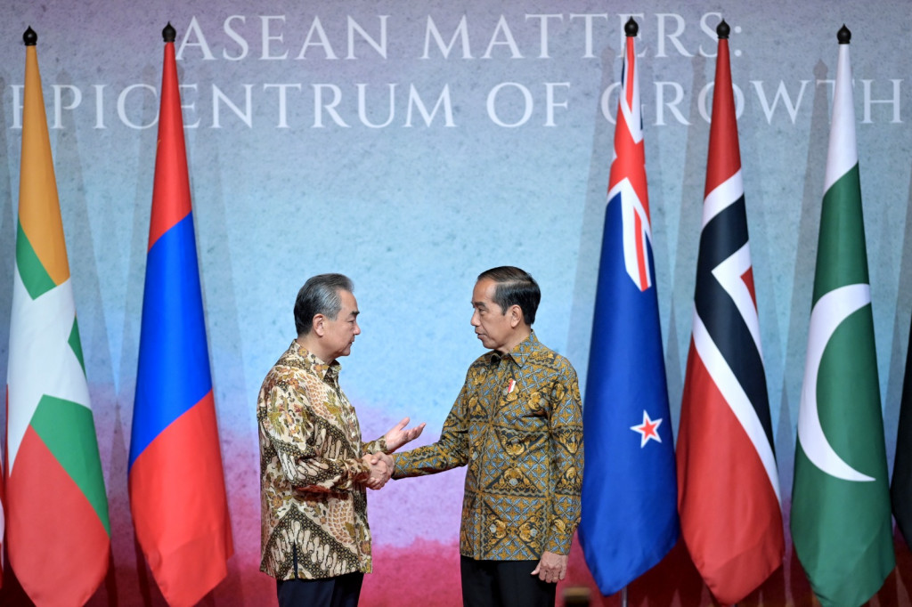 Kawasan Asia Tenggara disebutnya memiliki potensi berupa besarnya populasi usia produktif serta kekayaan alam yang melimpah.