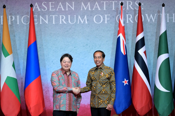 Lebih lanjut dia berharap kehadiran seluruh anggota ASEAN dan mitra-mitra dalam pertemuan tersebut akan mampu mencari penyelesaian atas berbagai masalah kawasan dan dunia, bukan justru memperuncing persoalan.