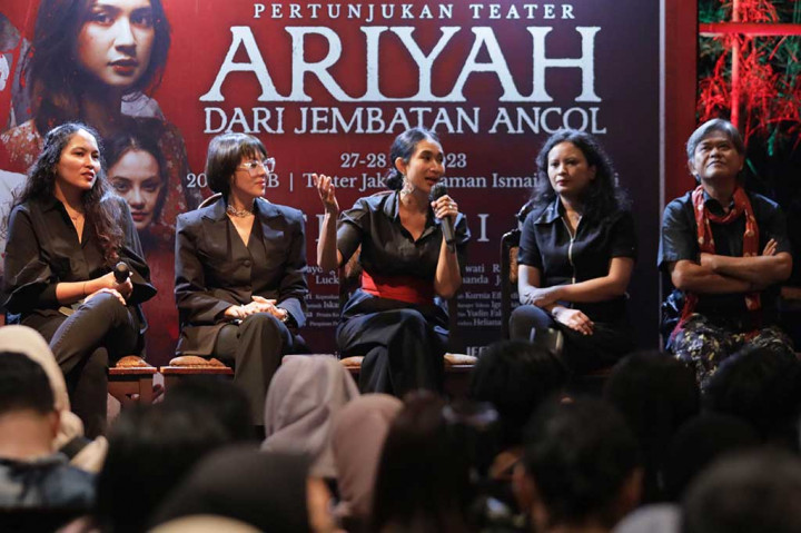 (Kiri-Kanan) Produser Pradetya Novitri, Program Director Bakti Budaya Djarum Foundation Renitasari Adrian, Produser Happy Salma, Sutradara Heliana Sinaga dan Penulis Naskah Kurnia Effendi, saat konferensi pers pementasan teater bertajuk 'Ariyah Dari Jembatan Ancol' produksi Titimangsa, di Jakarta, Kamis, 13 Juli 2023. 