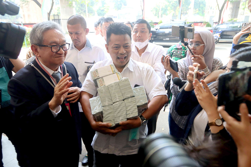 Maqdir Ismail, pengacara Irwan Hermawan selaku terdakwa dugaan pidana korupsi proyek pembangunan infrastruktur BTS 4G Kementerian Komunikasi dan Informatika (Kominfo) memenuhi panggilan penyidik Kejaksaan Agung untuk memberikan keterangan sebagai saksi.