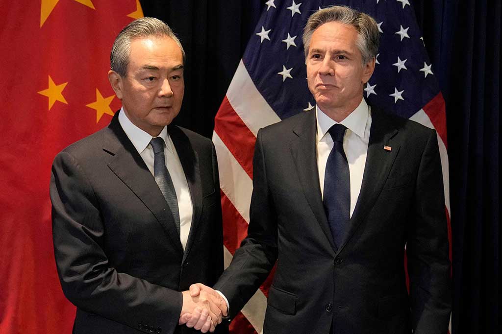 Menteri Luar Negeri AS Anthony Blinken bertemu dengan diplomat senior yang juga Direktur Kantor Sentral Urusan Luar Negeri Tiongkok Wang Yi di sela-sela pertemuan Perhimpunan Bangsa-Bangsa Asia Tenggara (ASEAN) di Jakarta, Kamis, 13 Juli 2023.