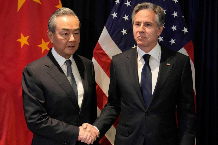Menteri Luar Negeri AS Anthony Blinken bertemu dengan diplomat senior yang juga Direktur Kantor Sentral Urusan Luar Negeri Tiongkok Wang Yi di sela-sela pertemuan Perhimpunan Bangsa-Bangsa Asia Tenggara (ASEAN) di Jakarta, Kamis, 13 Juli 2023.