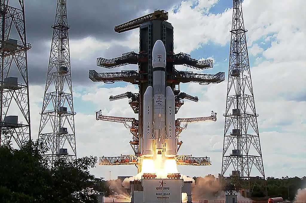 Roket Indian Space Research Organisation (ISRO)  lepas landas dari Satish Dhawan Space Center di Sriharikota, sebuah pulau di lepas pantai, negara bagian Andhra Pradesh, Jumat, 14 Juli 2023.