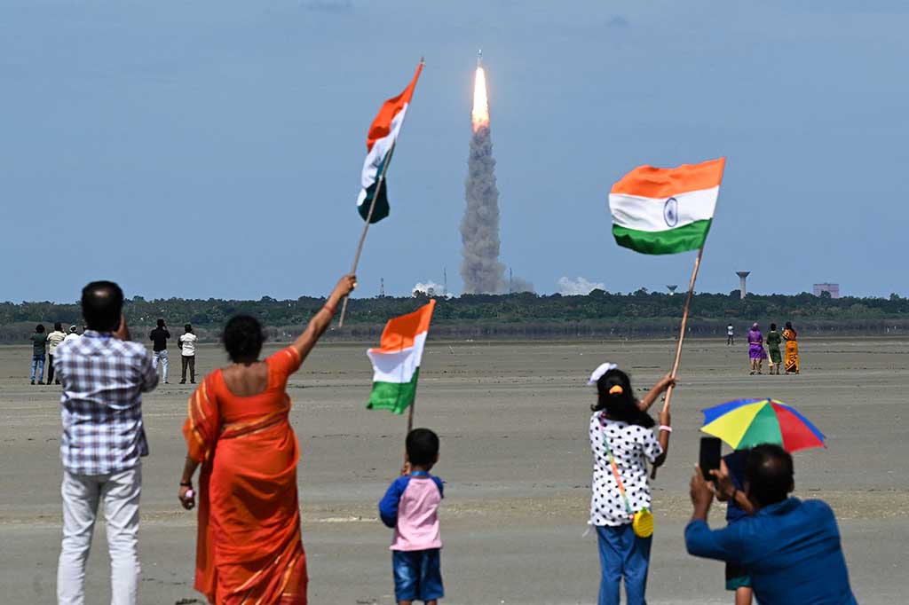 India, Jumat, 14 Juli 2023, meluncurkan roket yang berusaha untuk mendaratkan pesawat ruang angkasa tak berawak di permukaan Bulan. Ini merupakan upaya kedua India untuk menjadi negara keempat yang melakukannya.