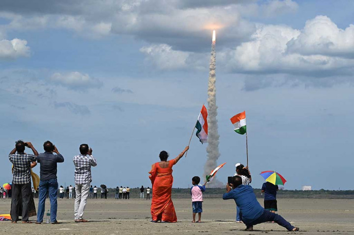 Roket lepas landas dari Sriharikota di negara bagian selatan Andhra Pradesh membawa pesawat ruang angkasa Chandrayaan-3, yang disambut sorak-sorai dan tepuk tangan ribuan penggemar.