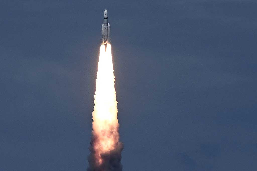Jika sisa misi India berjalan sesuai rencana, Chandrayaan-3, yang berarti 'Mooncraft' dalam bahasa Sansekerta, akan mendarat dengan aman di dekat kutub selatan bulan yang jarang dijelajahi antara 23-24 Agustus.
