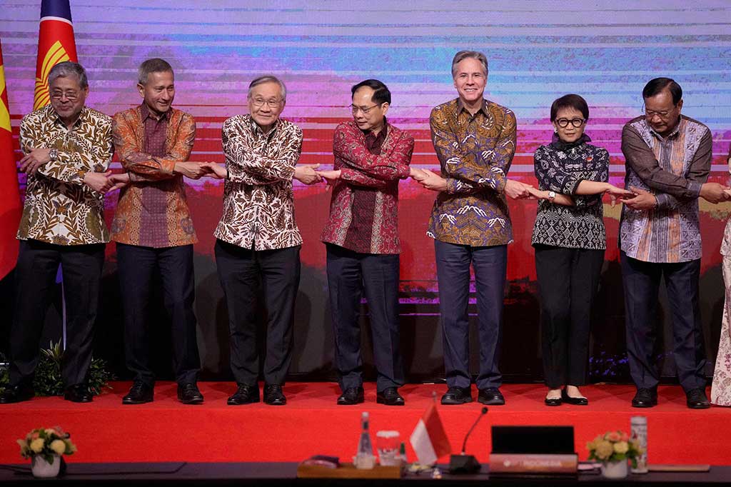Retno menjelaskan bahwa implementasi dari berbagai kerja sama tersebut akan dibahas secara lebih dalam dan konkret oleh menteri-menteri sektoral ASEAN yang membidangi ekonomi.
