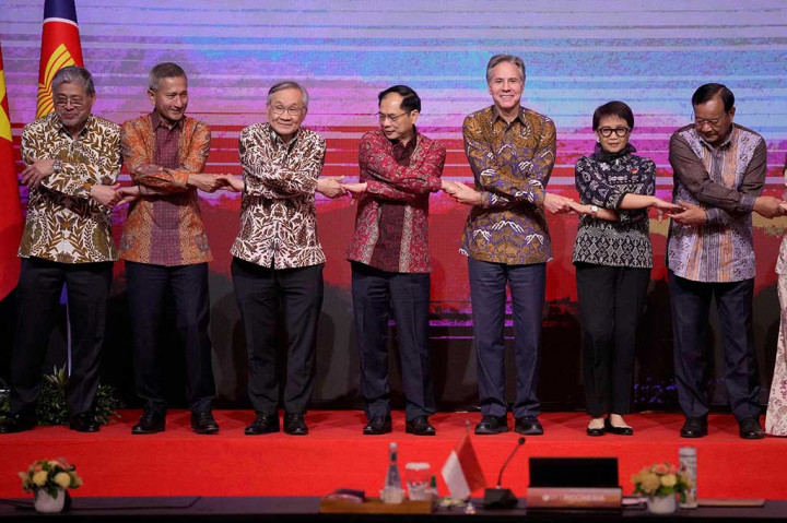 Retno menjelaskan bahwa implementasi dari berbagai kerja sama tersebut akan dibahas secara lebih dalam dan konkret oleh menteri-menteri sektoral ASEAN yang membidangi ekonomi.