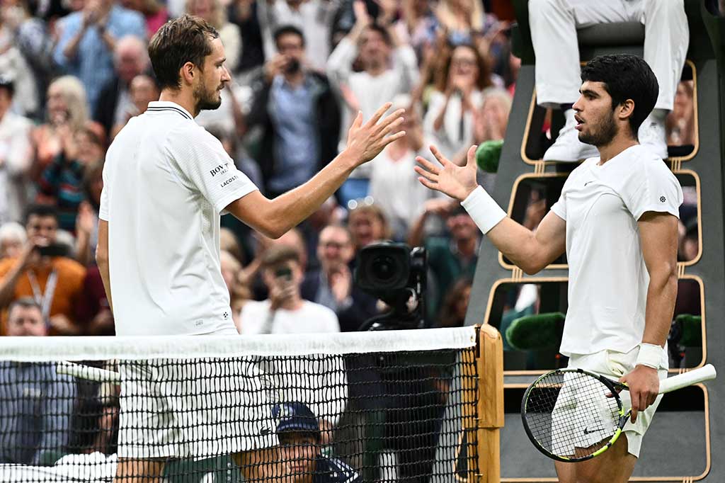 Alcaraz mengamankan tiketnya ke partai puncak setelah mengandaskan perlawanan Daniil Medvedev tiga set langsung di semifinal yang berlangsung di All England Lawn Tennis and Croquet Club, London, Jumat, 14 Juli. 