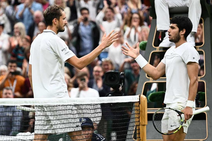 Alcaraz mengamankan tiketnya ke partai puncak setelah mengandaskan perlawanan Daniil Medvedev tiga set langsung di semifinal yang berlangsung di All England Lawn Tennis and Croquet Club, London, Jumat, 14 Juli. 