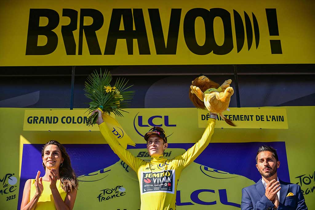 Juara bertahan Jonas Vingegaard menjaga kaus kuning sebagai pemimpin klasemen Tour de France setelah rival utamanya, Tadej Pogacar kian mendekat dengan memangkas defisit waktu dari sang pembalap tim Jumbo-Visma itu di etape 13, Jumat, 14 Juli 2023.