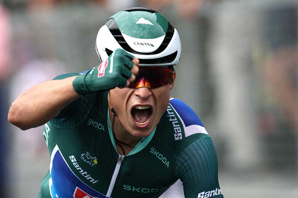 Sementara pembalap Alpecin-Deceuninck Belgia Jasper Philipsen masih mempertahankan jersey hijau sebagai sprinter terbaik. 
