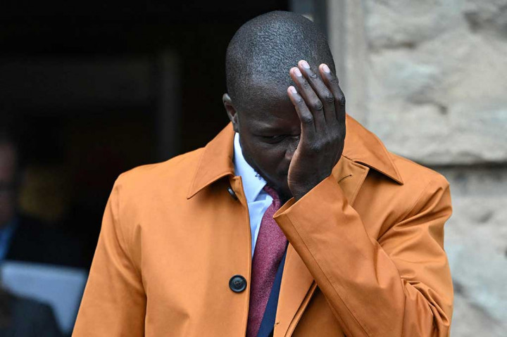 Pesepakbola Prancis Benjamin Mendy menyeka air mata saat meninggalkan Pengadilan Chester Crown di Chester, Inggris, Jumat, 14 Juli 2023.