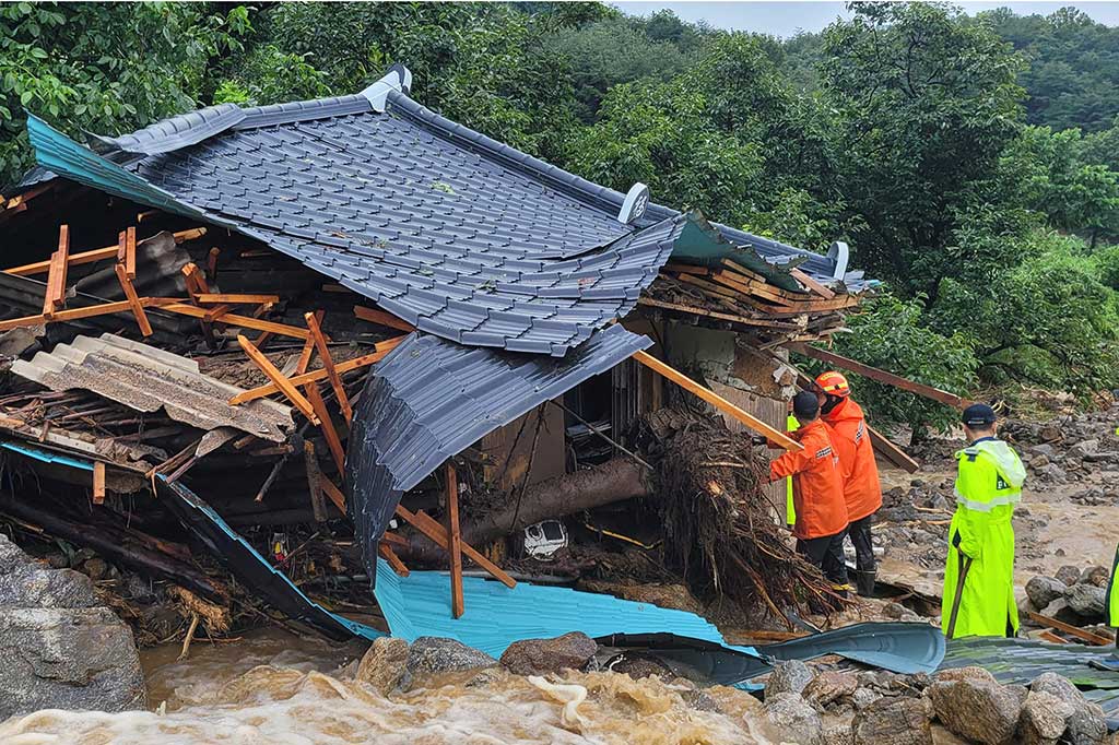 Selama tiga hari terakhir, hujan deras telah menenggelamkan kabupaten di seluruh negeri, dengan laporan media lokal menunjukkan jumlah korban tewas mungkin meningkat pada Sabtu, 15 Juli 2023 malam.
