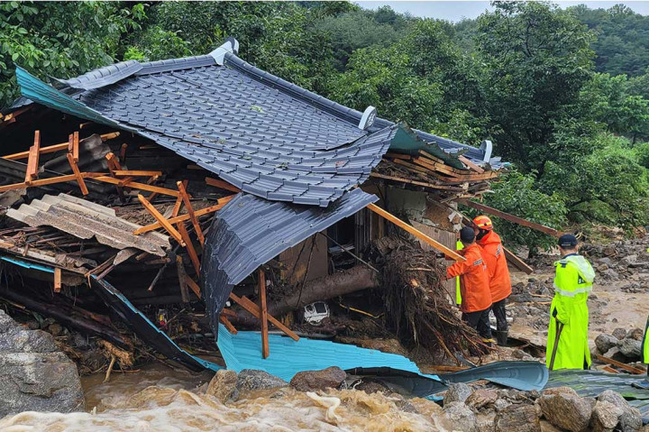 Selama tiga hari terakhir, hujan deras telah menenggelamkan kabupaten di seluruh negeri, dengan laporan media lokal menunjukkan jumlah korban tewas mungkin meningkat pada Sabtu, 15 Juli 2023 malam.