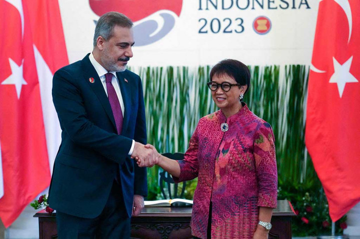 Menteri Luar Negeri RI Retno Marsudi pada Sabtu, 15 Juli 2023, melakukan pertemuan dengan Menlu Turki Hakan Fidan, untuk membahas peningkatan kemitraan bilateral kedua negara.