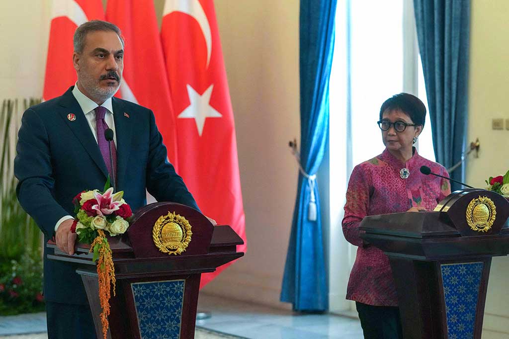 Retno mengatakan bahwa dia menyambut baik kerja sama antarpelaku usaha kedua negara dalam produksi dan distribusi bus listrik, kerja sama gas alam, pembangunan jalan tol Trans Sumatera, dan investasi industri pengolahan kayu di Sumatera. 