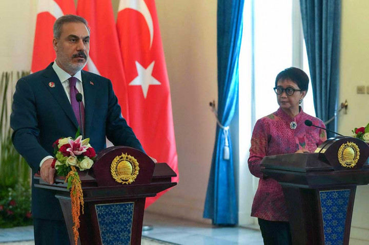 Retno mengatakan bahwa dia menyambut baik kerja sama antarpelaku usaha kedua negara dalam produksi dan distribusi bus listrik, kerja sama gas alam, pembangunan jalan tol Trans Sumatera, dan investasi industri pengolahan kayu di Sumatera. 