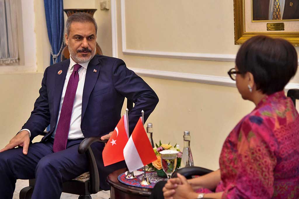 Pada pertemuan tersebut, Retno menyampaikan undangan Presiden Joko Widodo kepada Presiden Turki Recep Tayyip Erdogan untuk melakukan kunjungan bilateral ke Indonesia.