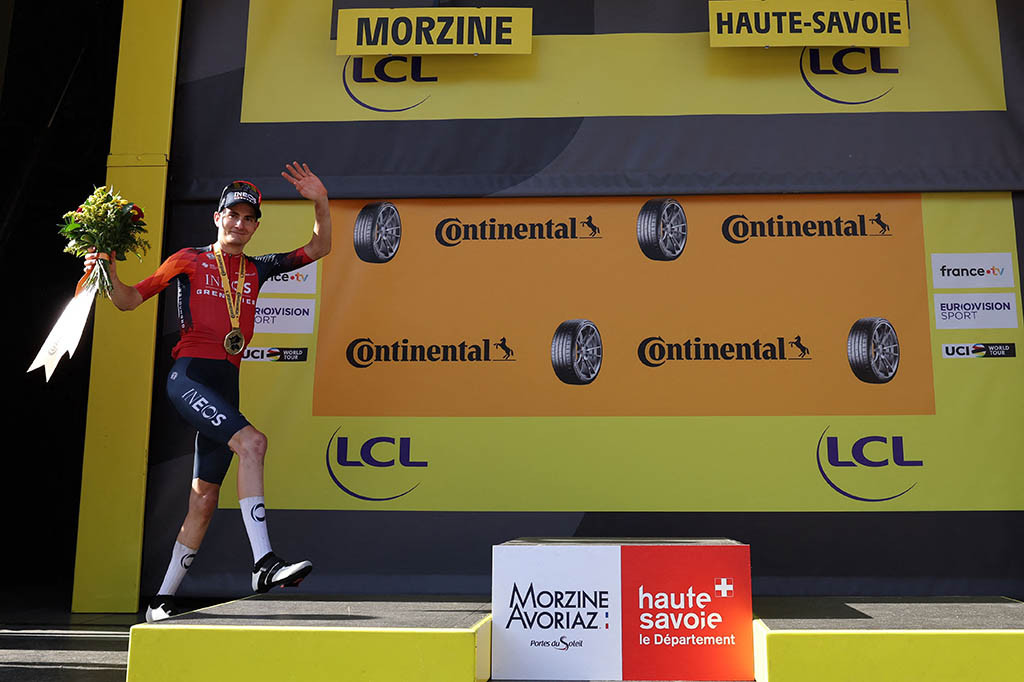 Setelah menyalip dua pebalap juara itu, Rodriguez melesat tak terkejar menuju turunan col de Joux-Plane dan menjadi pebalap Spanyol termuda yang meraih kemenangan etape di Tour de France pada usia 22 tahun.