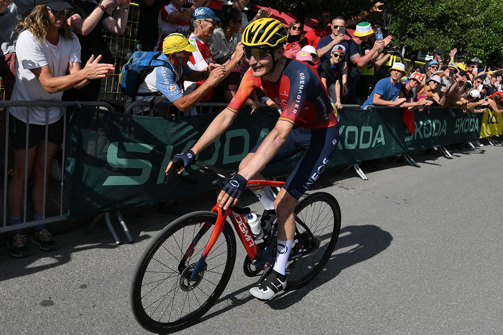 Pebalap sepeda Spanyol Carlos Rodriguez Cano dari tim Ineos Granadier memanfaatkan rivalitas antara Jonas Vingegaard dengan Tadej Pogacar dan menyalip kedua pesaing serius Tour de France itu untuk memenangi etape 14 di Morzine Les Portes Du Soleil, Prancis, Sabtu, 15 Juli 2023.