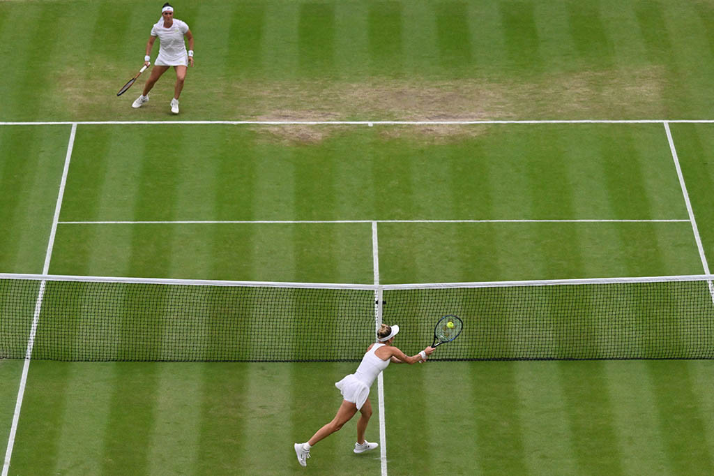 Marketa Vondrousova menjadi petenis non unggulan pertama yang menjuarai Wimbledon di era Open saat petenis Ceko itu meraih kemenangan mengejutkan 6-4, 6-4 atas petenis Tunisia Ons Jabeur di final, Sabtu, 15 Juli 2023.