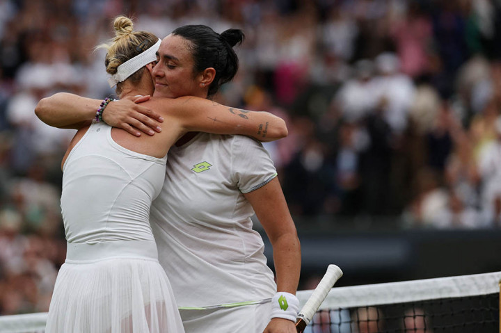 Sebagai petenis putri pertama yang tidak diunggulkan di final Wimbledon dalam 60 tahun tahun terakhir, Vondrousova bermain sangat dominan melawan peringkat keenam Jabeur.