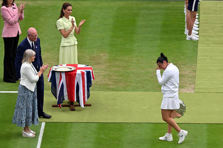 Petenis berusia 24 tahun itu memanfaatkan peluang di Centre Court untuk memenangi gelar Grand Slam perdananya pada final kedua turnamen major-nya setelah kalah dari Ash Barty di final French Open 2019.
