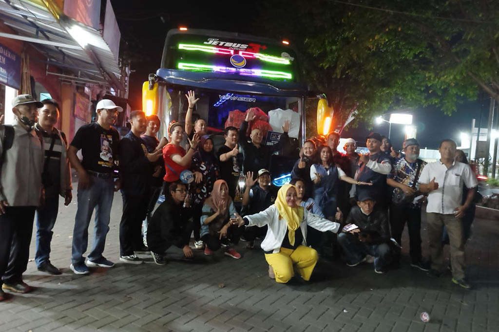 Sebanyak 100 kader DPD Partai NasDem Kabupaten Sidoarjo berangkat ke Jakarta untuk ikut kegiatan Apel Siaga Perubahan yang diselenggarakan di Stadion Gelora Bung Karno (GBK) Minggu, 16 Juli 2023. 