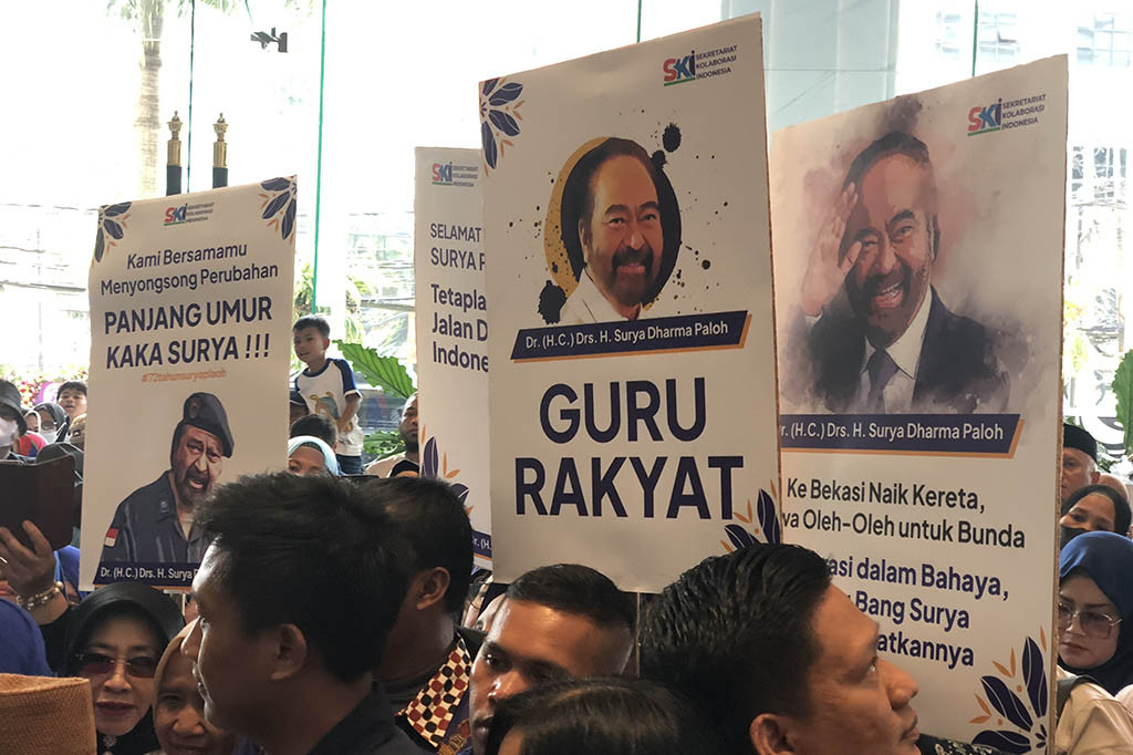 Ketua Umum Partai NasDem Surya Paloh merayakan ulang tahun ke-72 bersama relawan. Ratusan orang memadati NasDem Tower untuk menyampaikan ucapannya.
