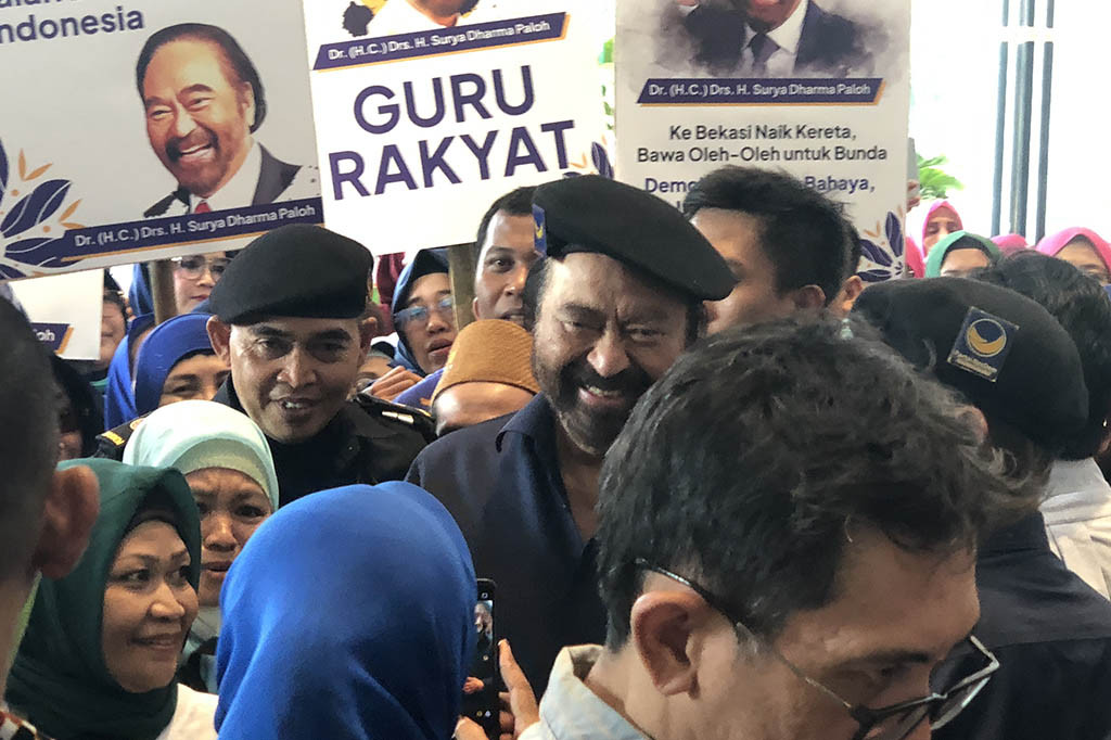 “Selamat ulang tahun Pak Surya, tetap jaya!” teriak relawan lainnya.