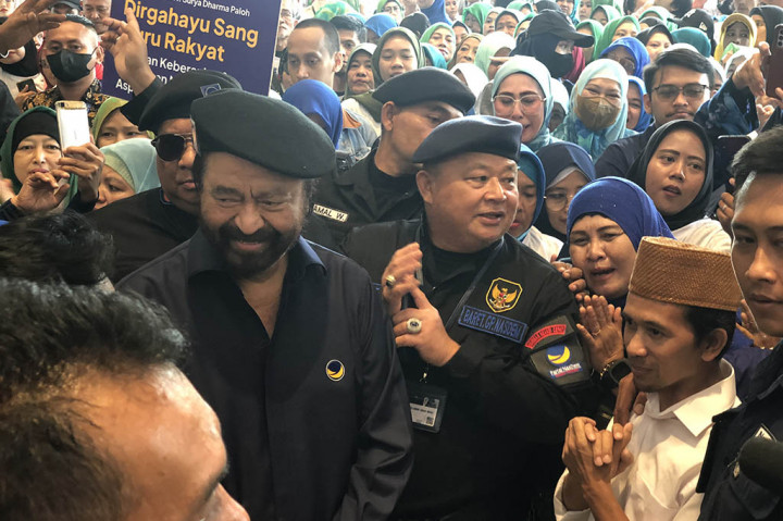 Pantauan Medcom.id, ratusan relawan sudah berkumpul sejak pagi tadi. Surya Paloh menemui mereka di lobi NasDem Tower sekitar pukul 09.55 WIB.