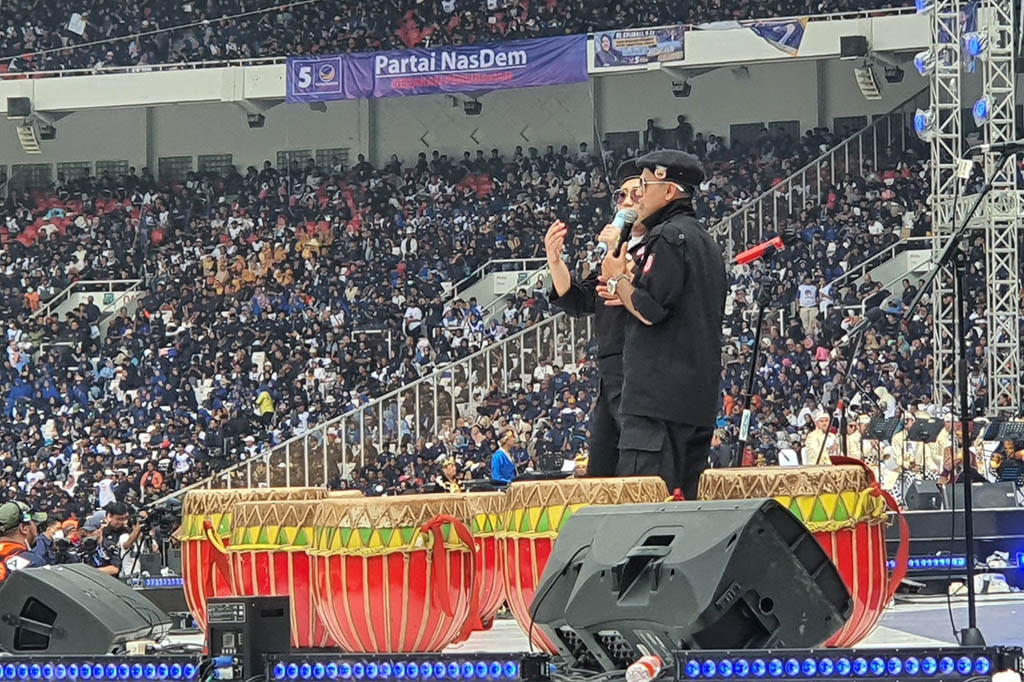 Puluhan ribu simpatisan NasDem memadati Stadion Gelora Bung Karno (GBK), Senayan, Jakarta, untuk mengikuti Apel Siaga Perubahan, Minggu, 16 Juli 2023. Mereka sudah memadati kursi Stadion GBK yang berkapasitas lebih dari 88 ribu itu.