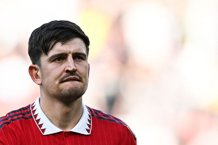 Pemain bertahan Manchester United Harry Maguire mengumumkan bahwa dirinya telah dicopot dari jabatannya sebagai kapten Man United setelah melakukan pembicaraan dengan manajer tim Erik ten Hag.