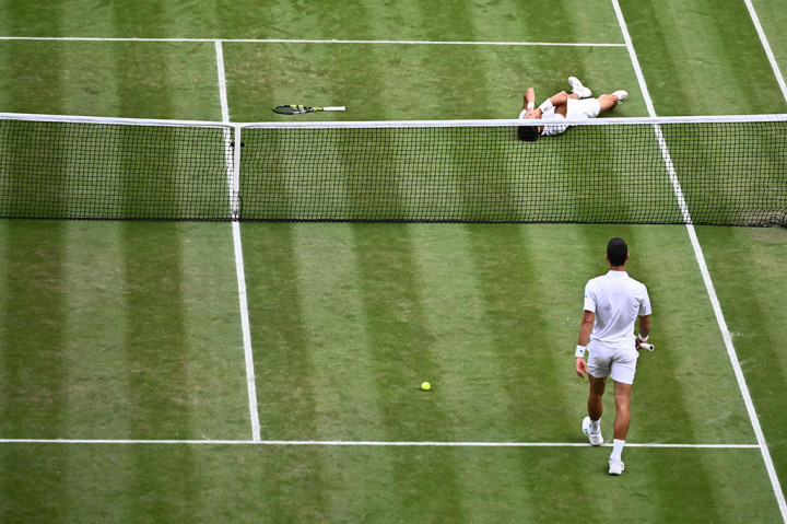 Carlos Alcaraz mengalahkan juara tujuh kali Novak Djokovic untuk merebut gelar Wimbledon pertamanya, Minggu, 16 Juli 2023 waktu setempat, menghancurkan impian petenis Serbia itu untuk menyamai rekor Grand Slam ke-24.